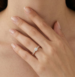 Hermoso anillo de oro rosa con diamante