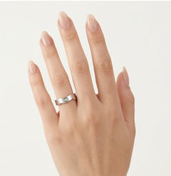 Alliance en or blanc avec option pierre solitaire