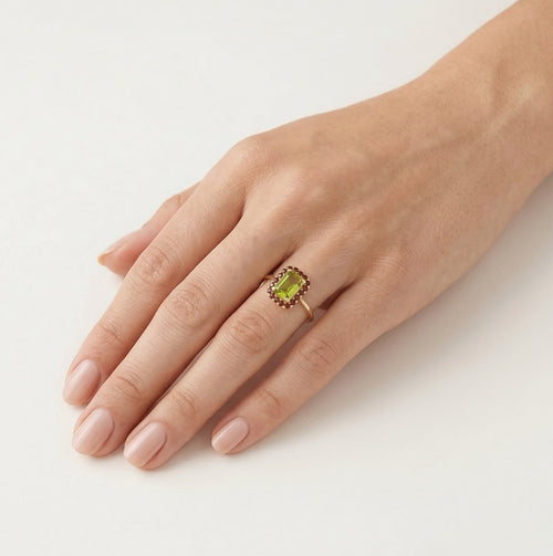 strahlende-eleganz-moldavit-und-granat-tropfen