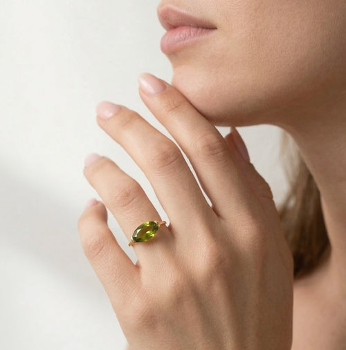 Prsten s oválným stupňovitě broušeným vltavínem