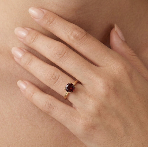 Sofistikovaný prsten s kulatým granátem jemného krokového brusu