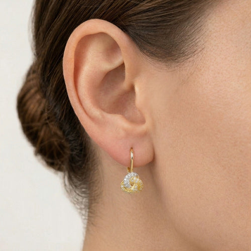 Boucles d’oreilles nouées en or avec zirconium cubique