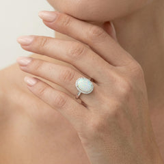 Prsten s bílým opálem a královským třpytem