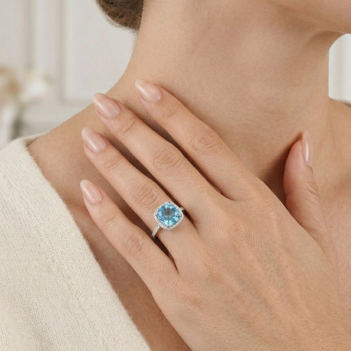 Důmyslný prsten z bílého zlata s diamantem a modrým topazem