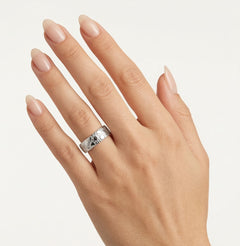 Alliance simple et élégante en or blanc