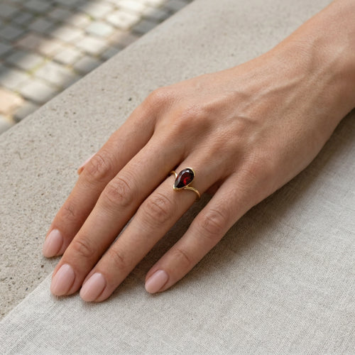 Bague simple en or jaune avec grenat taille poire