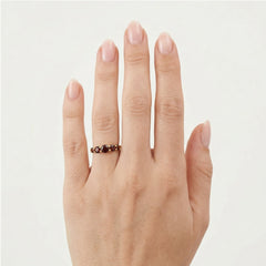 Bague élégante en or jaune avec grenats.