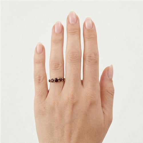 Bague élégante en or jaune avec grenats.