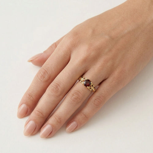 Eleganter Ring aus Gelbgold mit rundem Granat