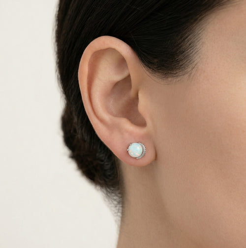 Pendientes únicos de ópalo blanco con circonia cúbica en oro blanco