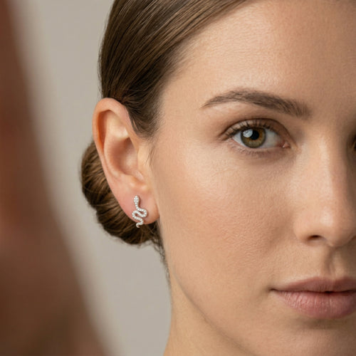 Puces d’oreilles serpent en or jaune avec diamant rond naturel
