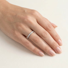 Jednořadý diamantový prsten z bílého zlata