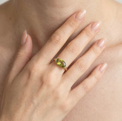 Bague pour femme en or avec moldavite ovale