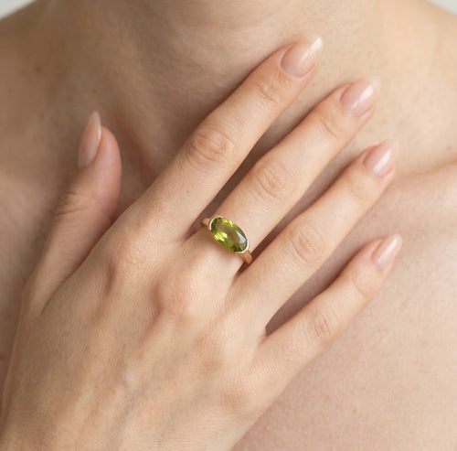 Bague pour femme en or avec moldavite ovale