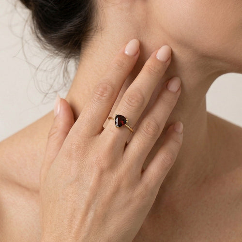 Stylový prsten s triliantovým granátem