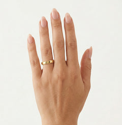 Gelbgold-Trauringe mit seitlichem Detail