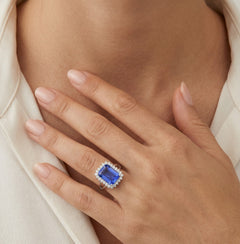 Safír smaragdového brusu na stříbrném prstenu