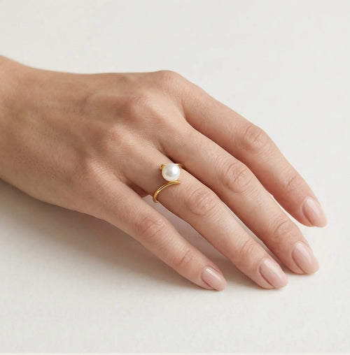 Bague torsadée en or avec perle