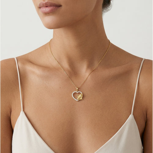 Glänzender Herz-Anhänger aus Gold mit Zirkonia und Engel