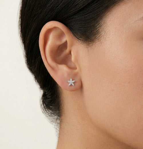 Silberne Ohrstecker mit zirkonia-besetzten Blumen