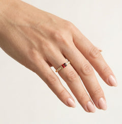 Bague en or jaune avec grenat et zircone cubique