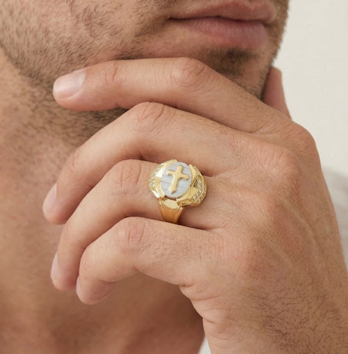 Dvoubarevný zlatý prsten s křížem