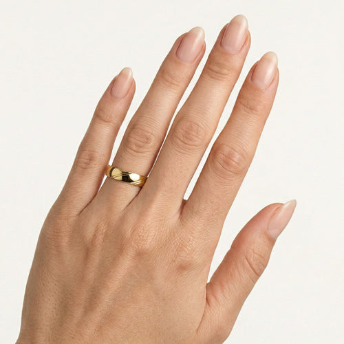 Bague en or poli décorée