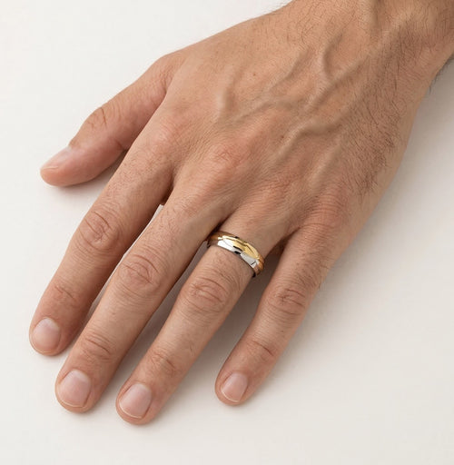 Funkelnder zweifarbiger Gold-Trauring mit Gravur