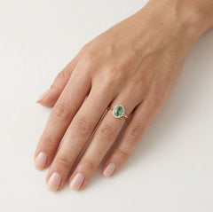 Prsten z růžového zlata se zeleným safírem a diamanty