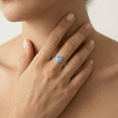 Prsten z bílého zlata s oválným modrým opálem