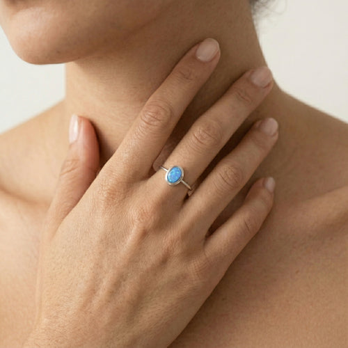 Prsten z bílého zlata s oválným modrým opálem