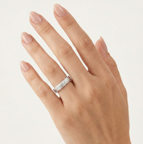 Ringe aus mattem Weißgold mit und ohne Herz