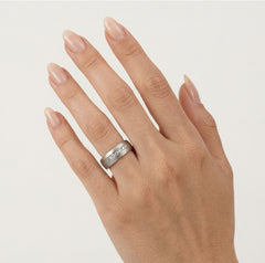 Široký platinový snubní prsten s matným povrchem