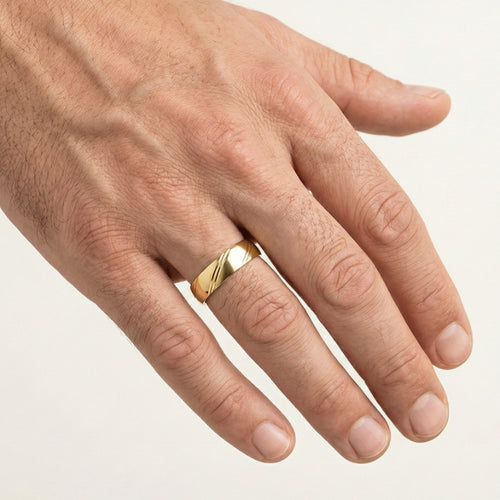 Bague en or poli décorée