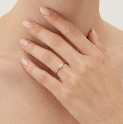 Zirkon v tenkém prstenu z růžového zlata