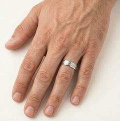 Bague de mariage en or blanc avec finition mate, brillante et polie.