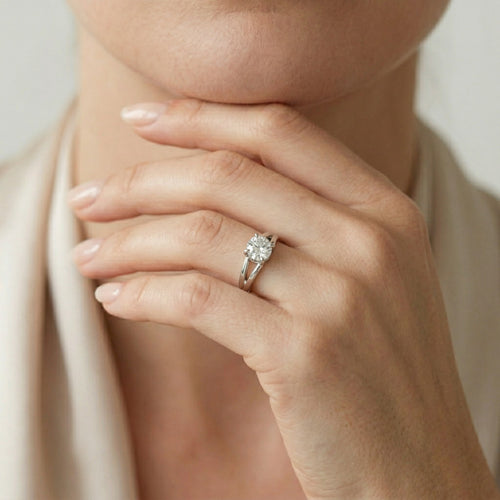 Klassischer Weißgoldring mit sichtbarem Zirkonia