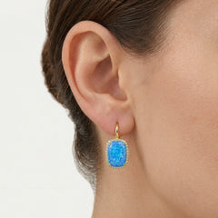 Boucles d’oreilles en or massif avec opale bleue cabochon