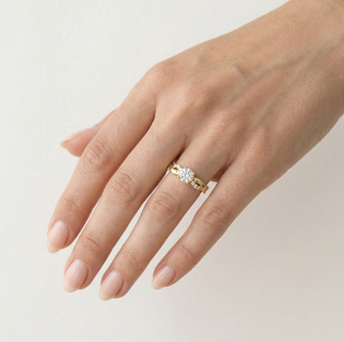 Gelbgoldring mit wellenförmigem Design