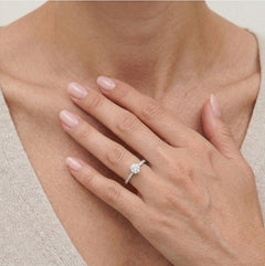 Stříbrný prsten se šesti krapnami