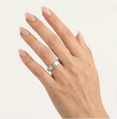 Anillo de boda de oro blanco con engaste a presión