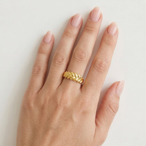 Anmutiger, blattartiger Wellen-Goldring