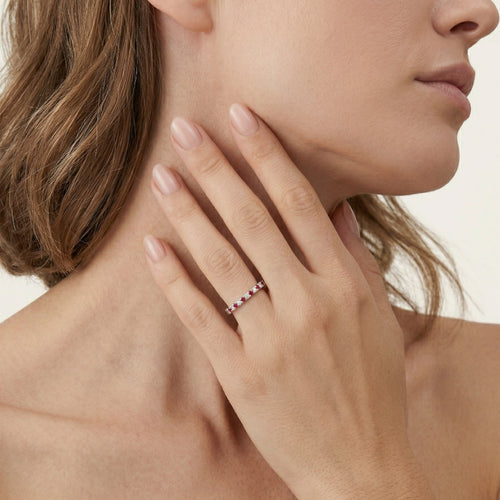 Bague délicate en or blanc avec pierre précieuse