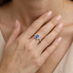 Bague royale en or blanc avec diamant et saphir