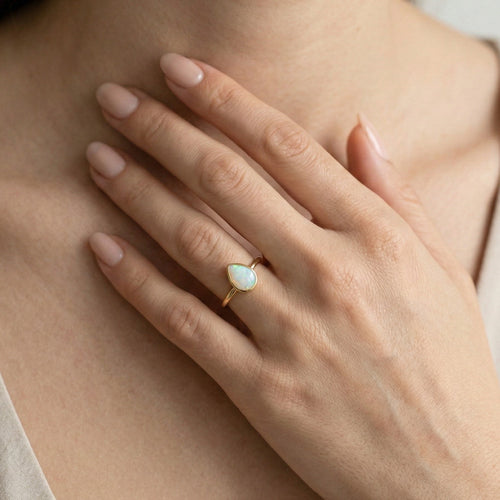 Bague en or avec opale poire large
