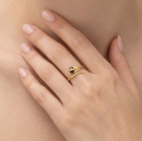 Gelbgold-Schlangenring mit Granaten