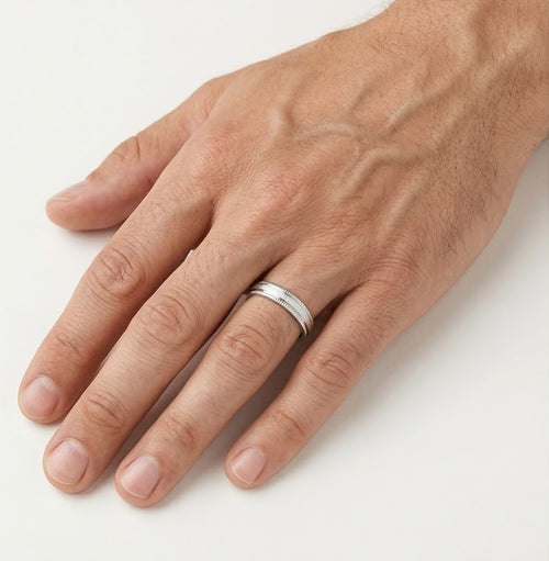 Alliance en or blanc mat avec côtés uniques