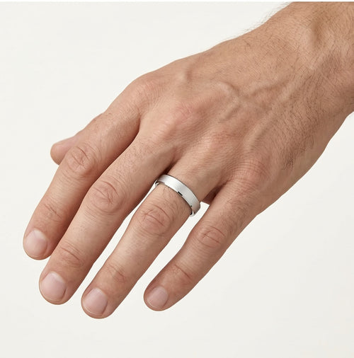 Anillo de boda de oro blanco con piedra de corte redondo