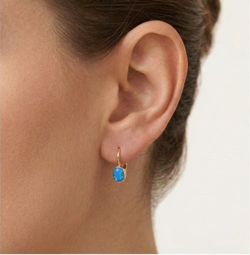 Boucles d’oreilles simples en or avec opale bleue