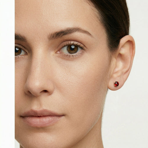 Pendientes de botón de granate sencillos.